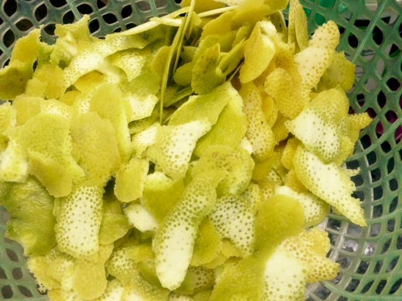 Vỏ bưởi và nước hoa hồng