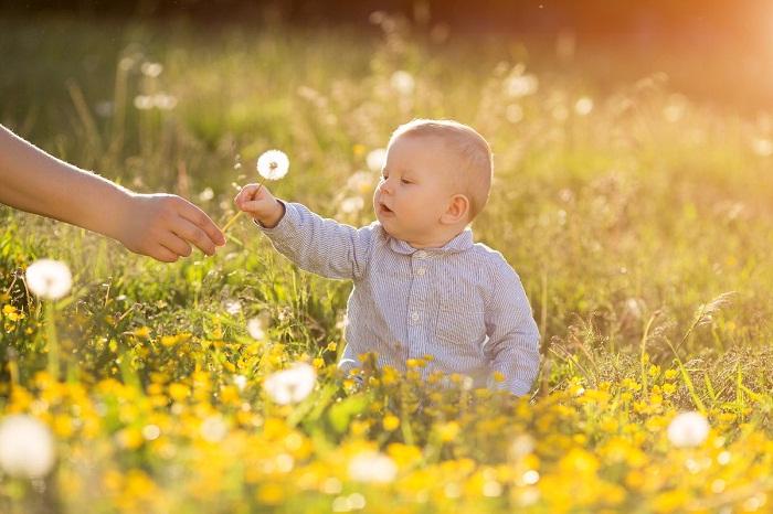 Việc tắm nắng đúng cách không chỉ giúp cơ thể trẻ khỏe mạnh hơn, mà còn giảm thiểu những nguy cơ tác động xấu của tia UV lên cơ thể trẻ