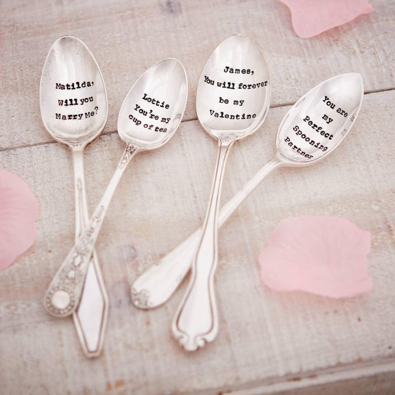 Món quà tặng Valentine truyền thống ở Anh chính là những chiếc thìa bạc với thông điệp hay biểu tượng tình yêu.