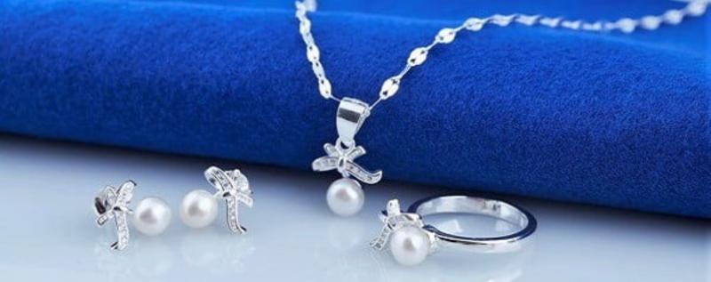 Trang sức bằng bạc là quà không nên tặng 8/3.