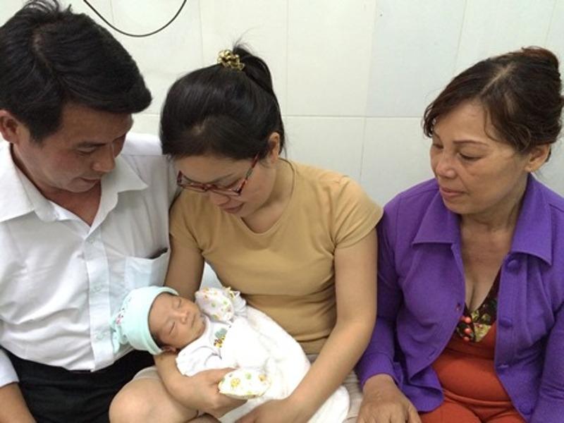 Đứa trẻ bỏ rơi được nhận làm con nuôi