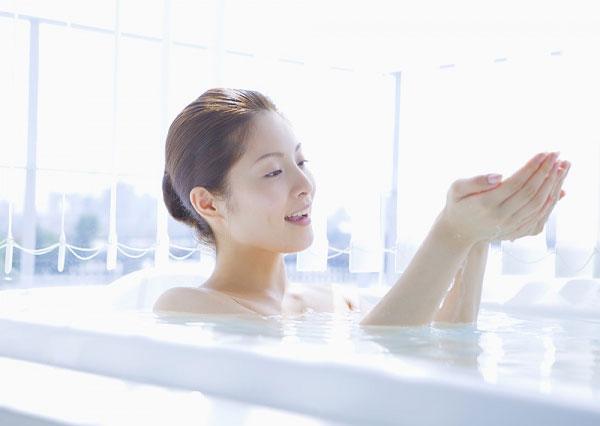 Xối nước từ trên xuống khi tắm