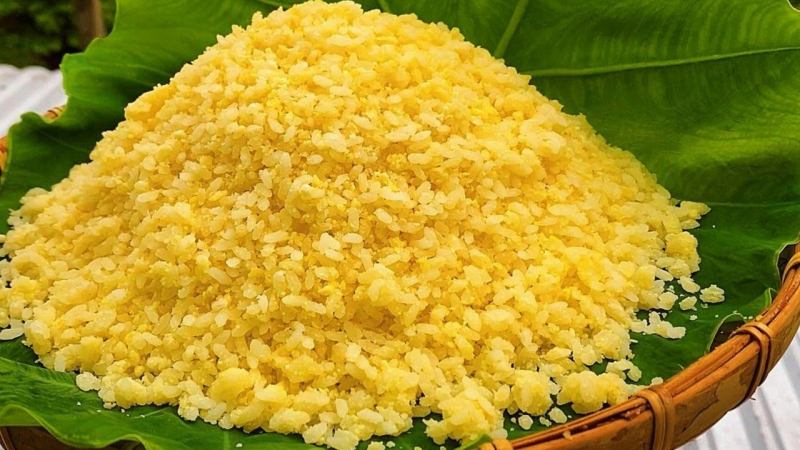 Xôi vò là món ăn mang vị ngọt và thơm nhẹ nhàng, khi ăn rất dẻo và ngậy.