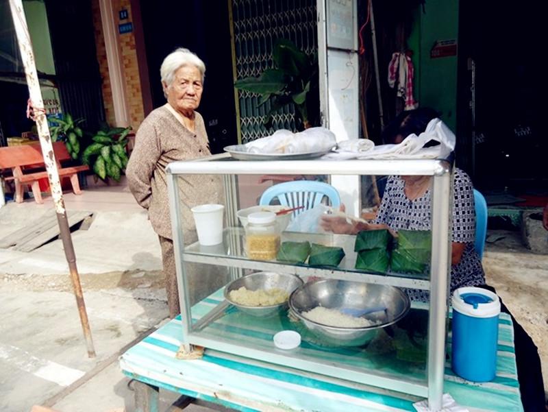 Quán xôi trên đường Trần Hầu đã nổi tiếng bao năm qua