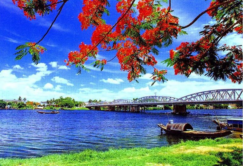 Phân tích vẻ đẹp sông Hương trong 