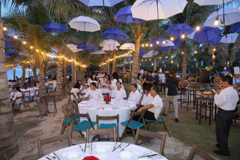 Không gian tổ chức Year End Party tại bãi biển nhẹ nhàng, thơ mộng