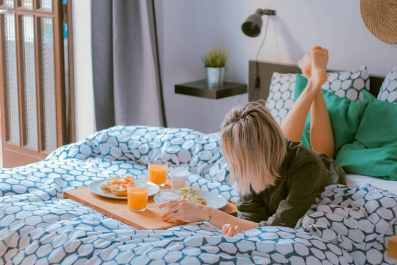 Chàng luôn đẻ bạn một mình.
