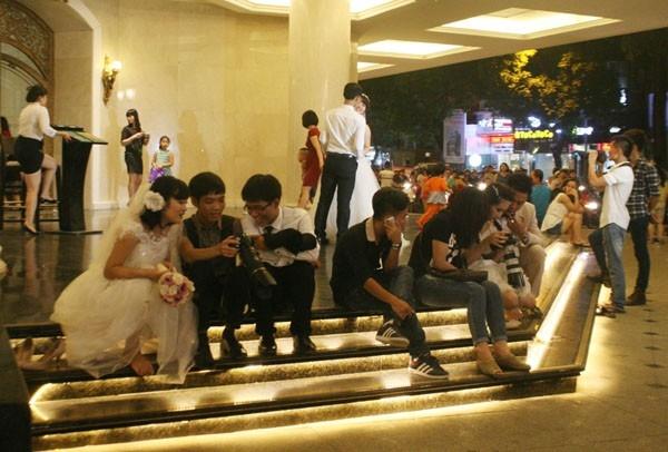 Hãy yêu cầu thợ chụp ảnh cho bạn xem lại những bức ảnh vừa thực hiện (Ảnh minh họa: danviet.vn)